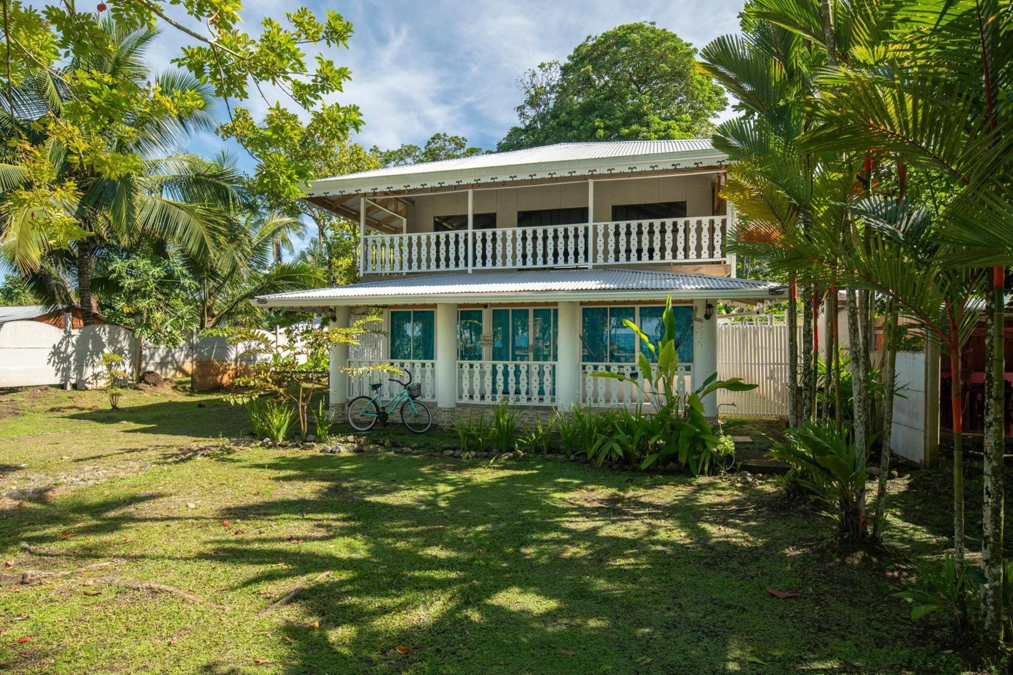 Casa Blanca Beachfront House With Shared Pool Access Pangea Lodge Manzanillo  Εξωτερικό φωτογραφία