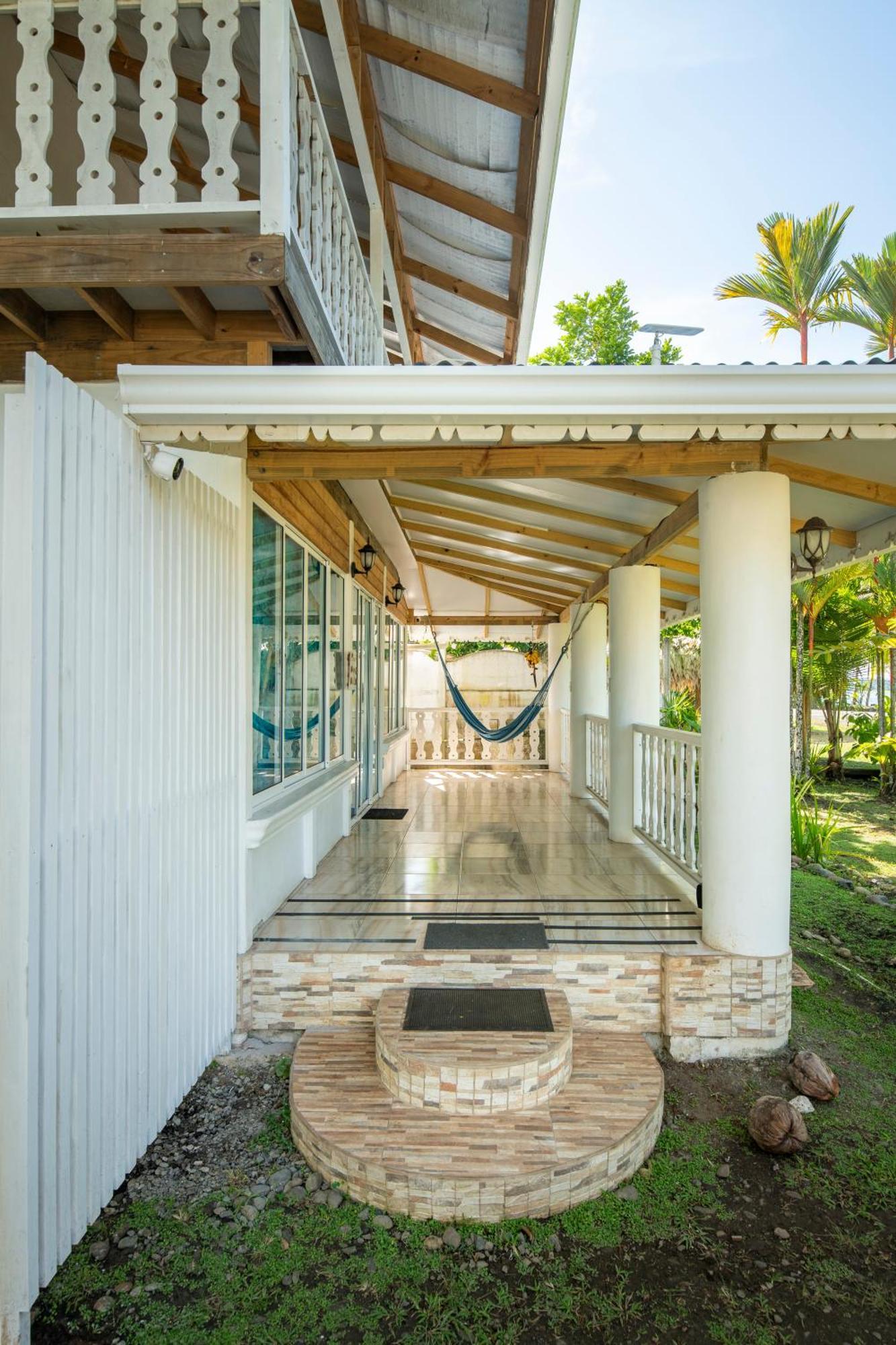 Casa Blanca Beachfront House With Shared Pool Access Pangea Lodge Manzanillo  Εξωτερικό φωτογραφία